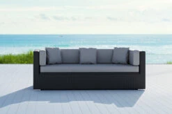 OUTFLEXX Dreisitzer-Sofa, Schwarz, Polyrattan, 210x85x70cm, Inkl. Polster + Wasserfeste Kissenbox -Beste Gartenmöbel Geschäfte 2392 1 BOX 2 CGI.jpg