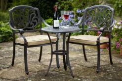 HARTMAN Amalfi Bistro-Set, Bronze, Alu-Guss, Ø62cm, 2 Sessel Inkl. Wendekissen -Beste Gartenmöbel Geschäfte 3 18972.jpg