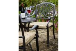 HARTMAN Amalfi Bistro-Set, Bronze, Alu-Guss, Ø62cm, 2 Sessel Inkl. Wendekissen -Beste Gartenmöbel Geschäfte 4 18972.jpg